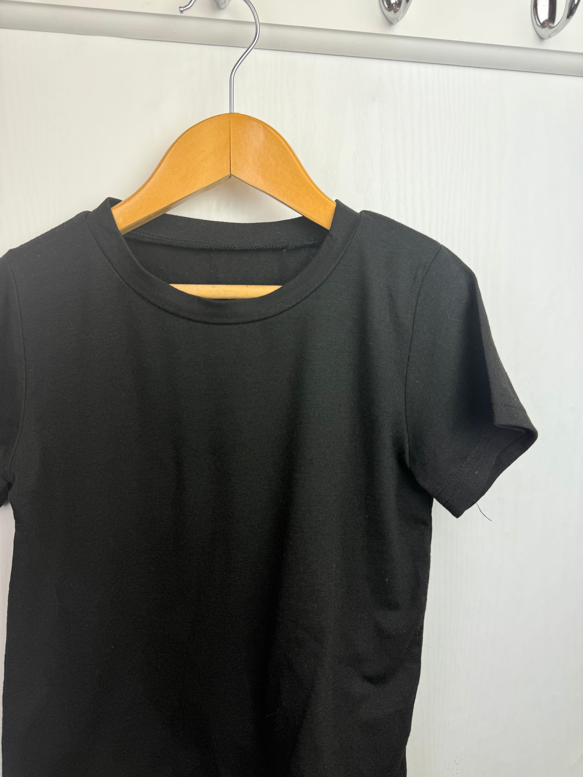 Unbranded Plain Black Top - Unisex 4 - 5 Years - Little Ones Preloved. Second Hand Children's & Preloved Baby, Kids, Girls & Boys Clothes. UK online
