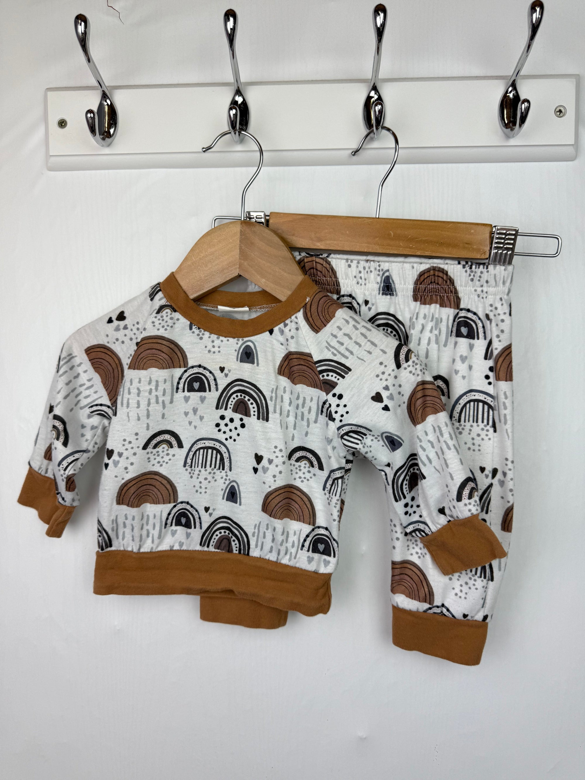Unbranded Rainbow Outfit - Unisex 3 - 6 Months - Little Ones Preloved. Second Hand Children's & Preloved Baby, Kids, Girls & Boys Clothes. UK online
