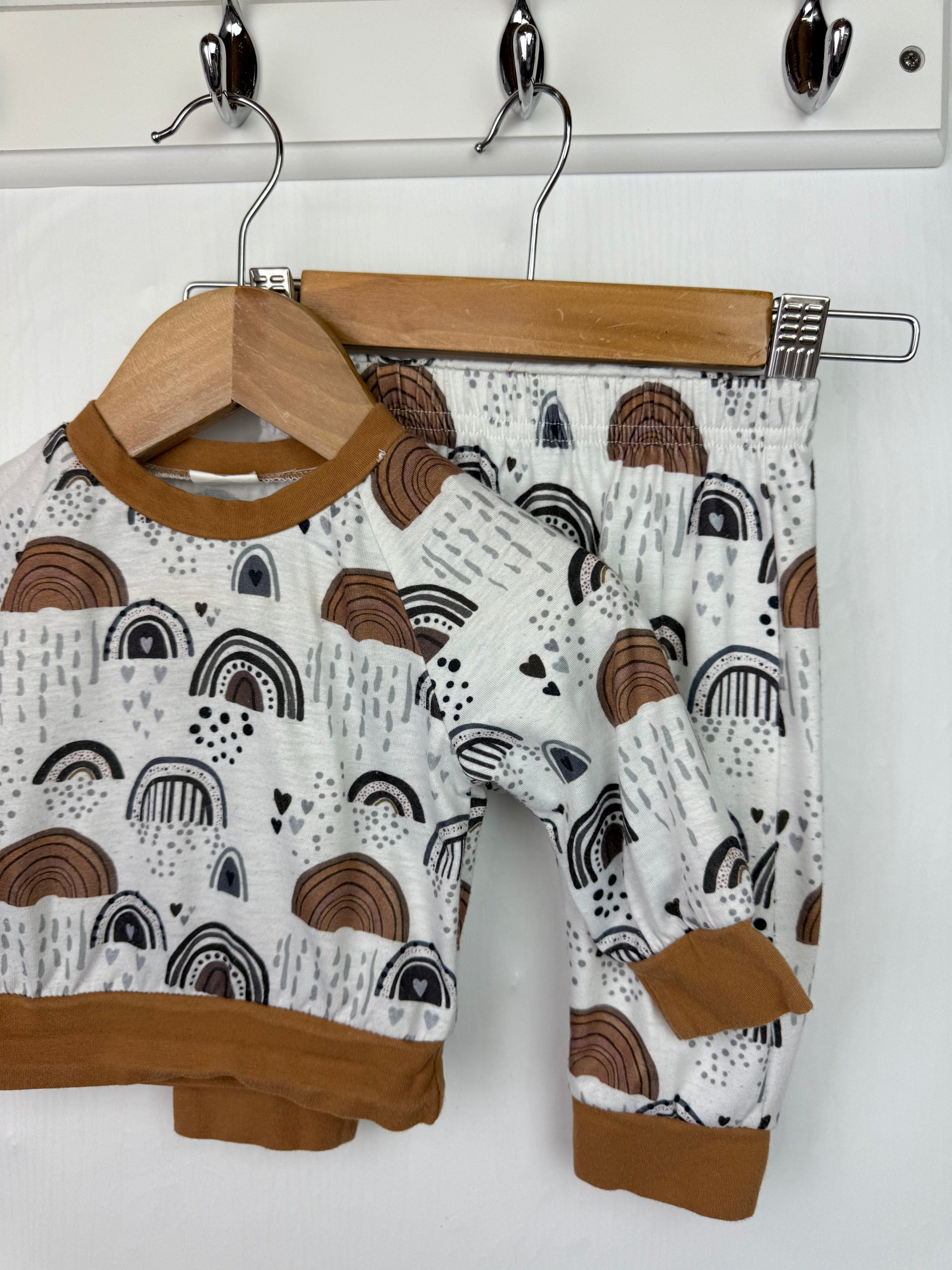 Unbranded Rainbow Outfit - Unisex 3 - 6 Months - Little Ones Preloved. Second Hand Children's & Preloved Baby, Kids, Girls & Boys Clothes. UK online