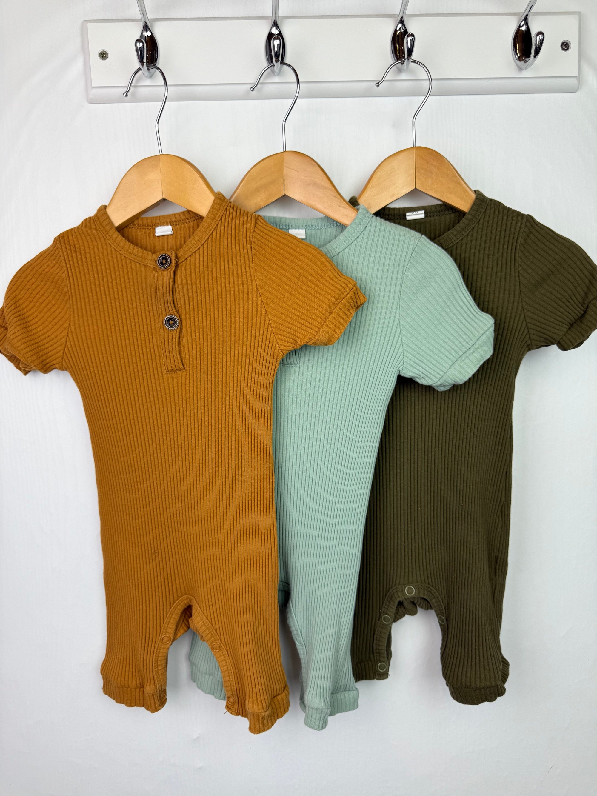 Unbranded Ribbed Romper Set - Boys 6 - 9 Months - Little Ones Preloved. Second Hand Children's & Preloved Baby, Kids, Girls & Boys Clothes. UK online