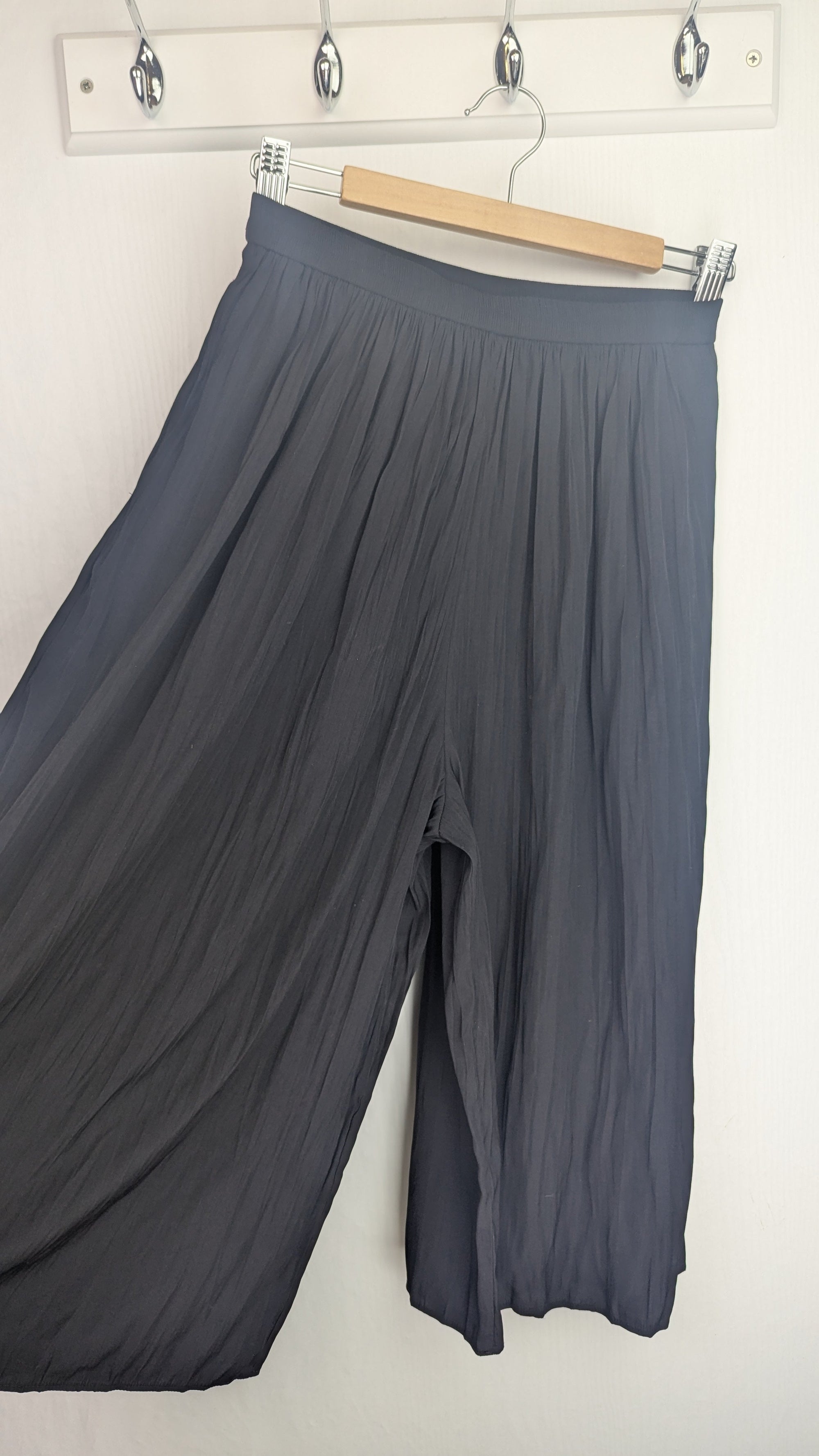 Uniqlo Black 3/4 Wide Trousers - Girls 11 - 12 Years - Little Ones Preloved. Second Hand Children's & Preloved Baby, Kids, Girls & Boys Clothes. UK online