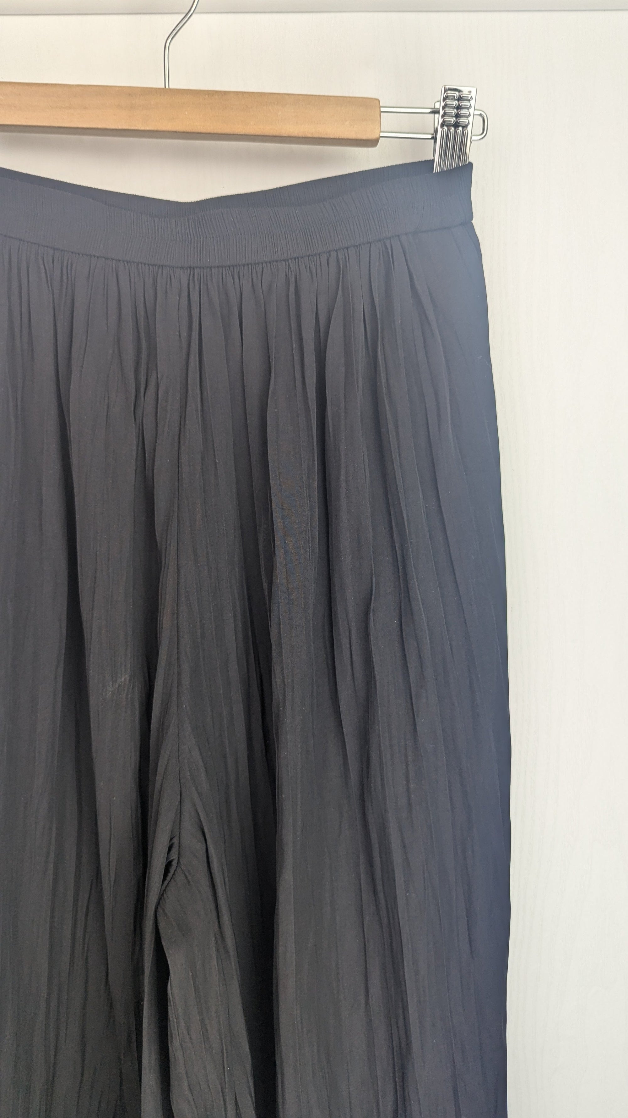 Uniqlo Black 3/4 Wide Trousers - Girls 11 - 12 Years - Little Ones Preloved. Second Hand Children's & Preloved Baby, Kids, Girls & Boys Clothes. UK online