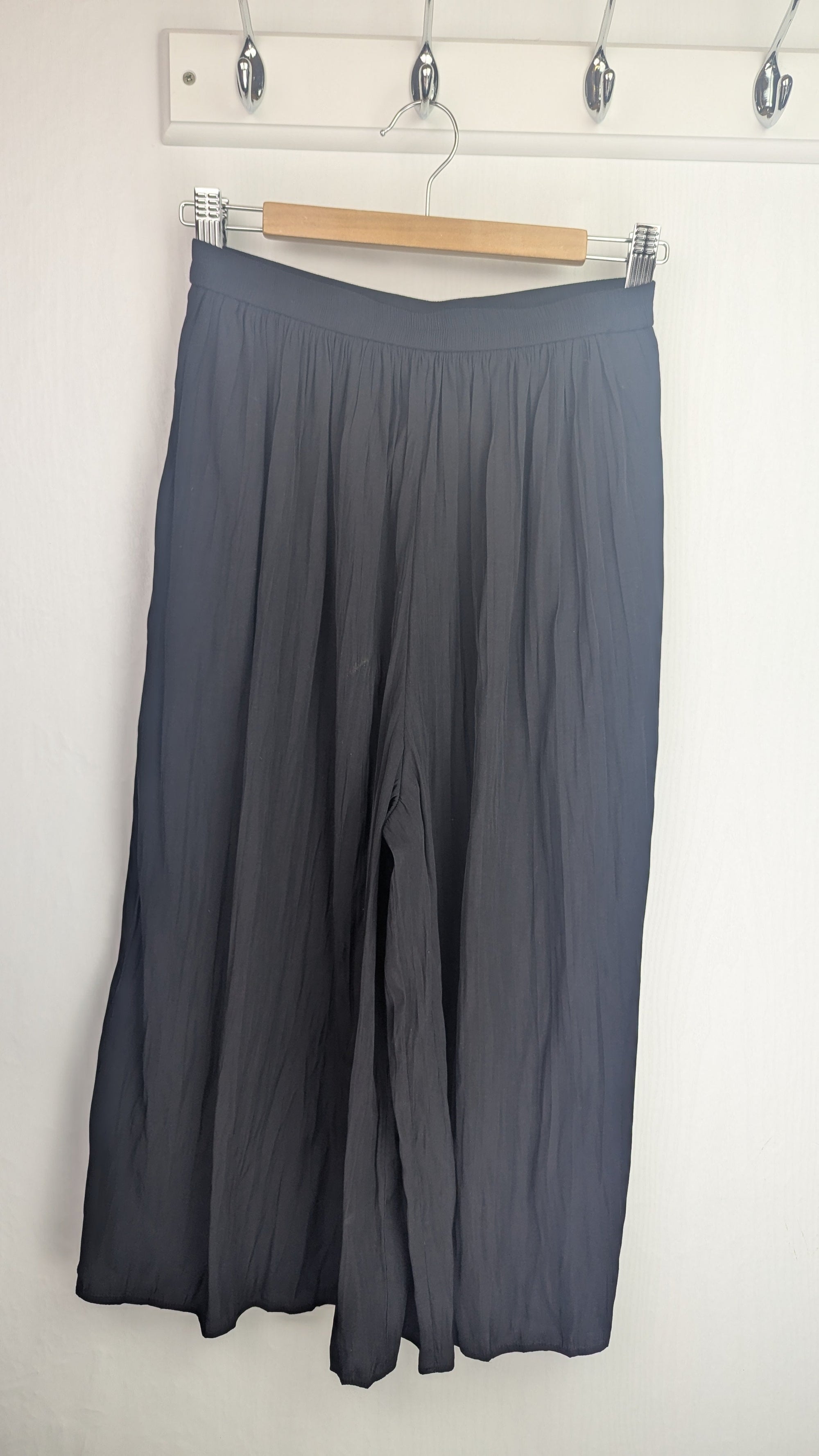 Uniqlo Black 3/4 Wide Trousers - Girls 11 - 12 Years - Little Ones Preloved. Second Hand Children's & Preloved Baby, Kids, Girls & Boys Clothes. UK online