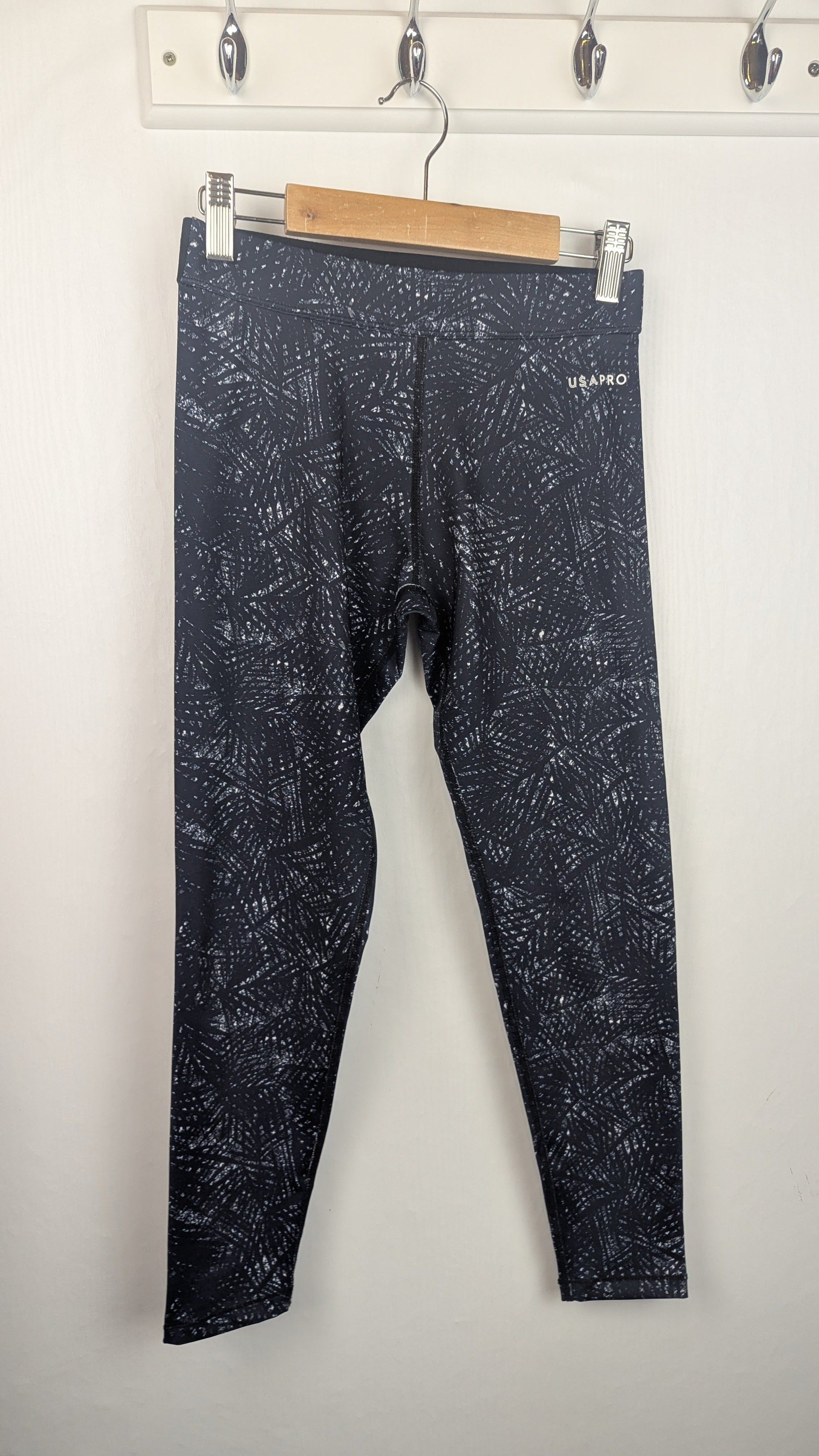 USA Pro Black & White Gym Leggings - Girls 11 - 12 Years - Little Ones Preloved. Second Hand Children's & Preloved Baby, Kids, Girls & Boys Clothes. UK online