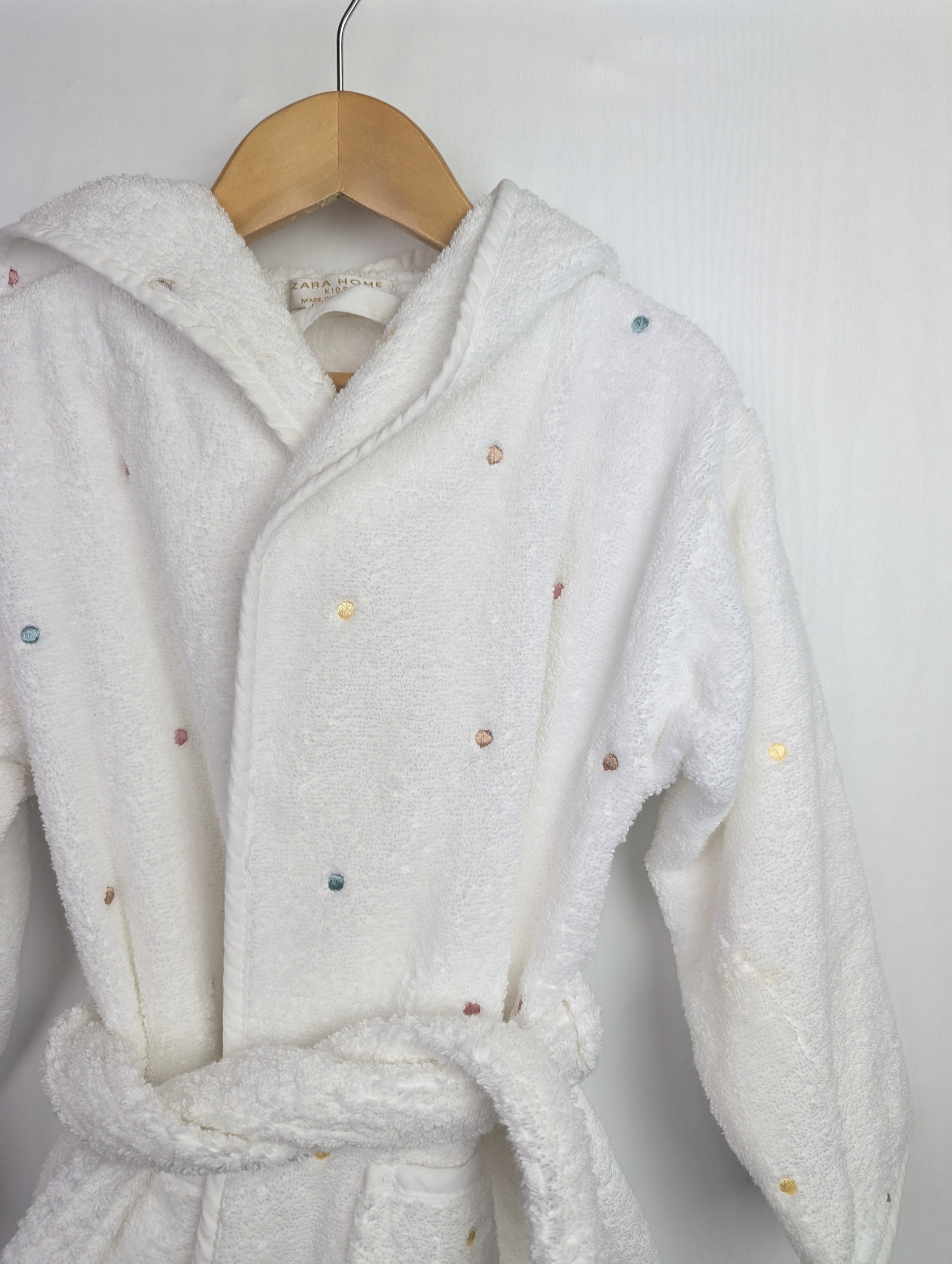 Zara Home White Dressing Gown - Unisex 4 - 5 Years - Little Ones Preloved. Second Hand Children's & Preloved Baby, Kids, Girls & Boys Clothes. UK online